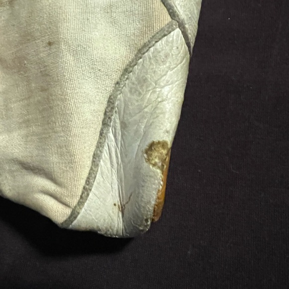 Vintage pair of baby shoes. 4 buttons and details along top of the shoe - Picture 9 of 12